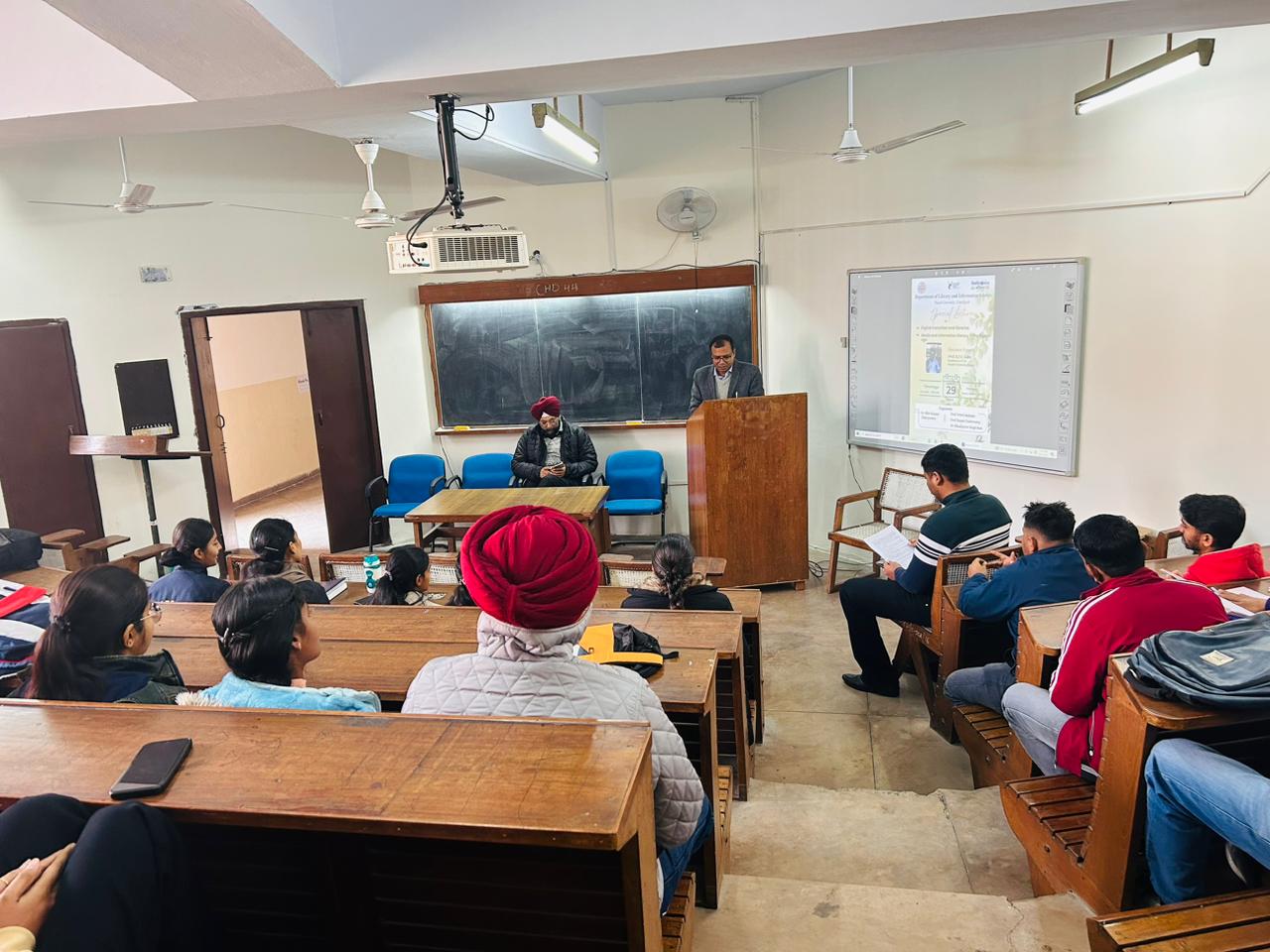 ਪੰਜਾਬ ਯੂਨੀਵਰਸਿਟੀ ਵਿਭਾਗ ਵੱਲੋਂ "ਡਿਜੀਟਲ ਯੁੱਗ ਵਿੱਚ ਡਿਜੀਟਲ ਪਰਿਵਰਤਨ ਅਤੇ ਲਾਇਬ੍ਰੇਰੀਆਂ, ਮੀਡੀਆ ਅਤੇ ਸੂਚਨਾ ਸਾਖਰਤਾ" ਵਿਸ਼ੇ 'ਤੇ ਵਿਸ਼ੇਸ਼ ਲੈਕਚਰ ਦਾ ਆਯੋਜਨ